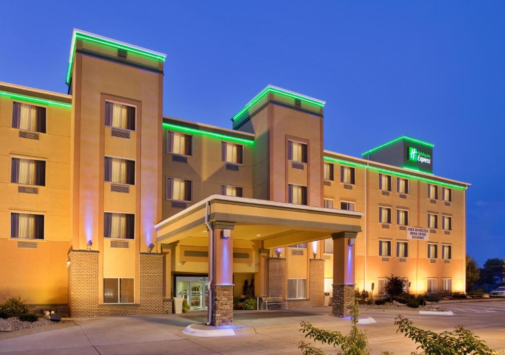 un edificio de hotel con una fachada iluminada en Holiday Inn Express Fremont, an IHG Hotel, en Fremont
