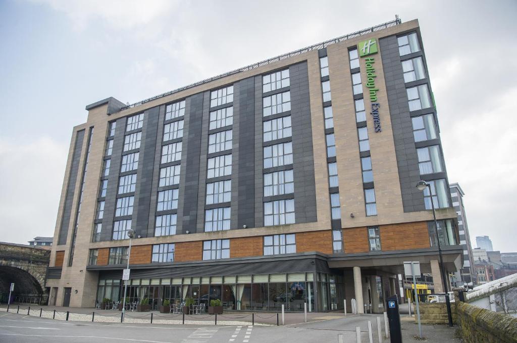 um grande edifício com uma placa na frente em Holiday Inn Express Sheffield City Centre, an IHG Hotel em Sheffield