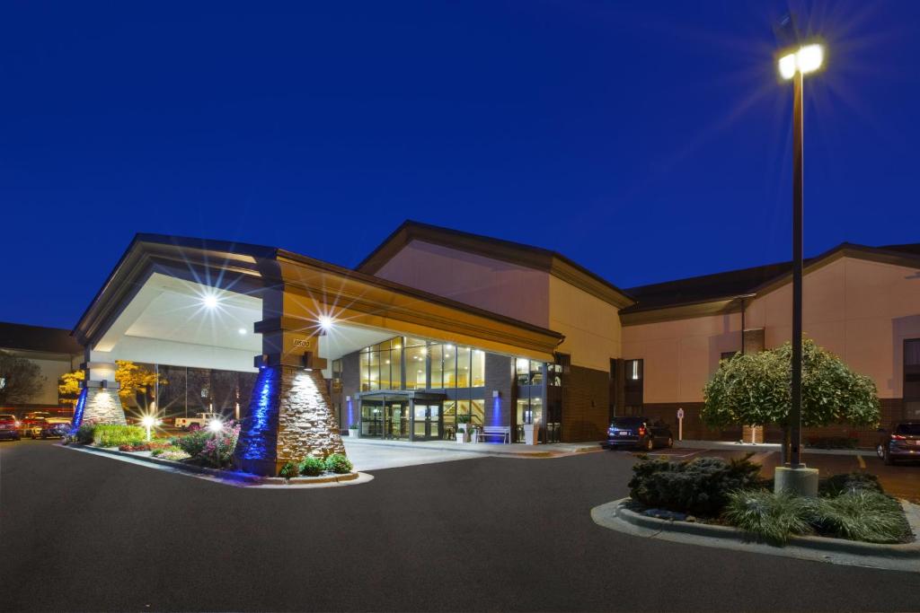 a building with a parking lot at night at Holiday Inn Express Detroit-Warren/General Motors Technology Center, an IHG Hotel in Warren