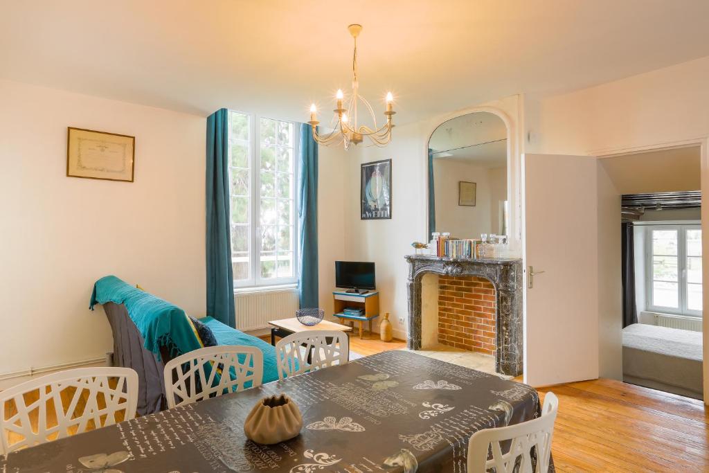 Château Turgot Gîtes - Apartamento De Tres Habitaciones