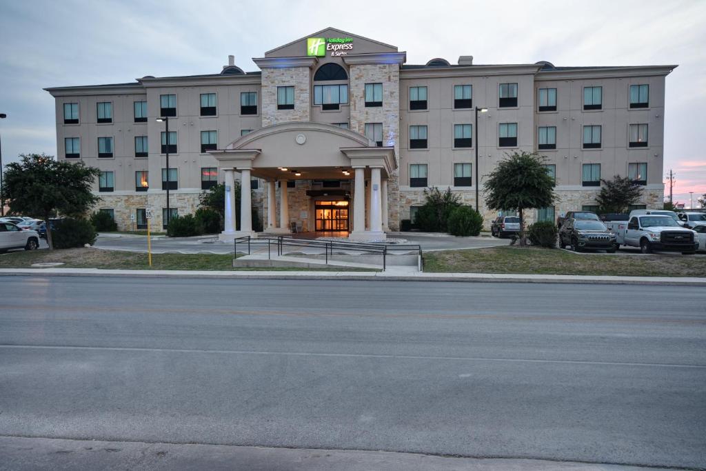 un grand bâtiment avec un bâtiment dans l'établissement Holiday Inn Express & Suites Del Rio, an IHG Hotel, à Del Rio