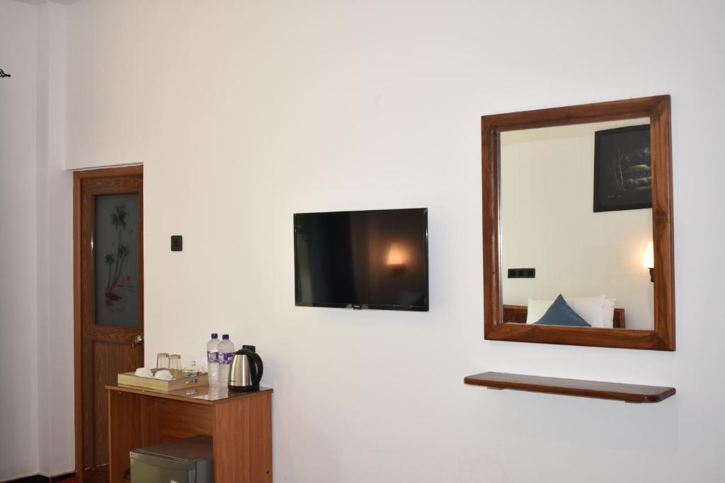 TV a/nebo společenská místnost v ubytování Forest Edge Safari Villa