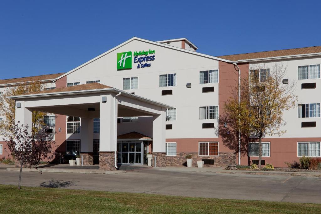 a front view of a hotel at Holiday Inn Express Hotel & Suites Pierre-Fort Pierre by IHG in Fort Pierre