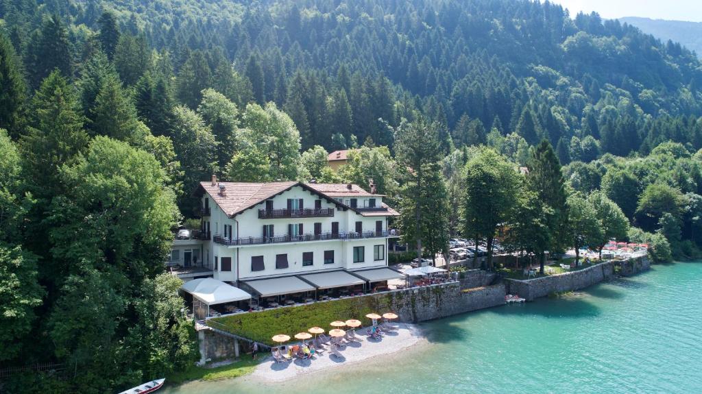 uma vista aérea de um hotel no rio em Lago Park Hotel em Molveno