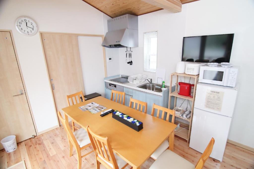 una cucina e una sala da pranzo con tavolo e sedie di BATH A / Vacation STAY 54869 a Beppu
