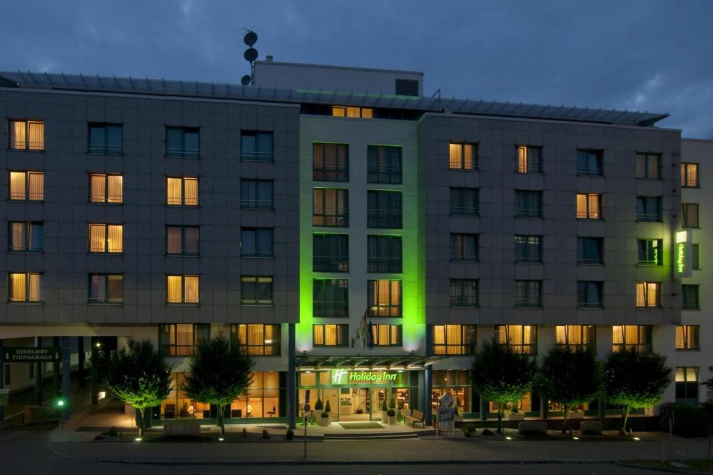 ein Gebäude mit grünem Licht in der Unterkunft Holiday Inn Essen City Centre, an IHG Hotel in Essen