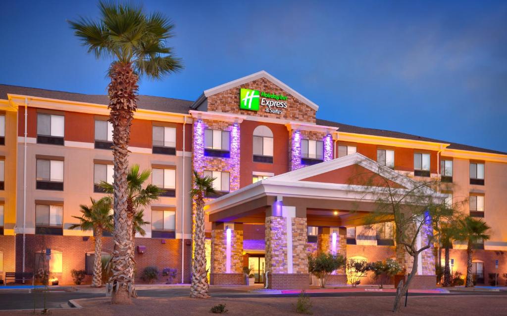 埃爾帕索的住宿－埃爾帕索I-10東部智選假日酒店，前面有棕榈树的酒店