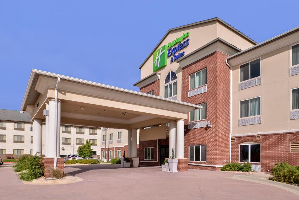 eine Darstellung eines Hotels in der Unterkunft Holiday Inn Express & Suites Emporia Northwest, an IHG Hotel in Emporia