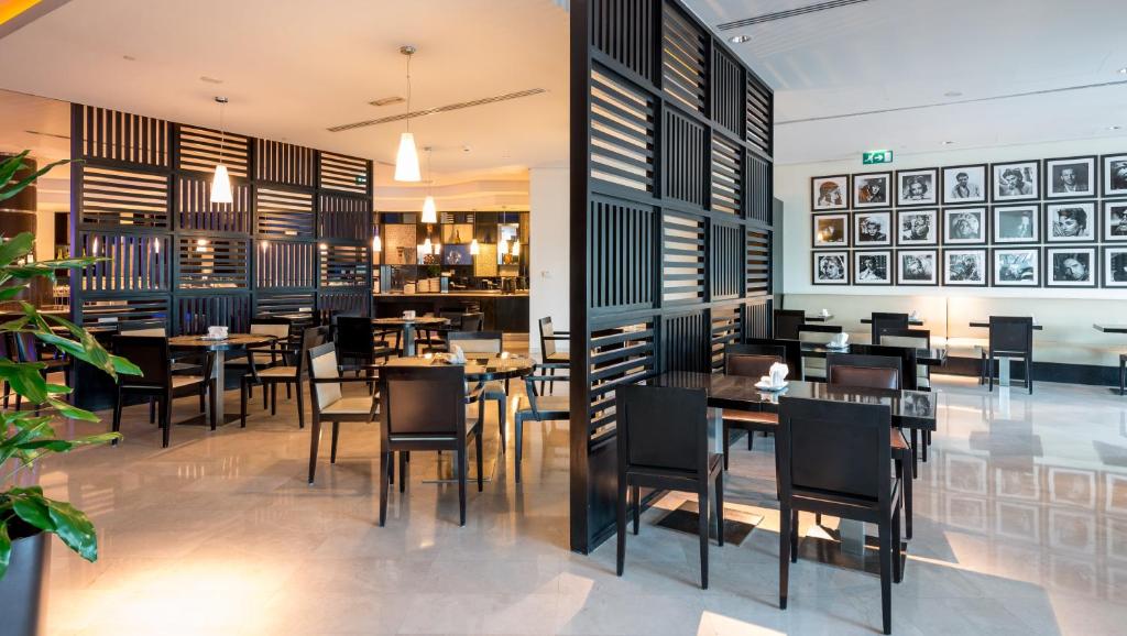Restaurace v ubytování Holiday Inn Express Dubai Airport by IHG