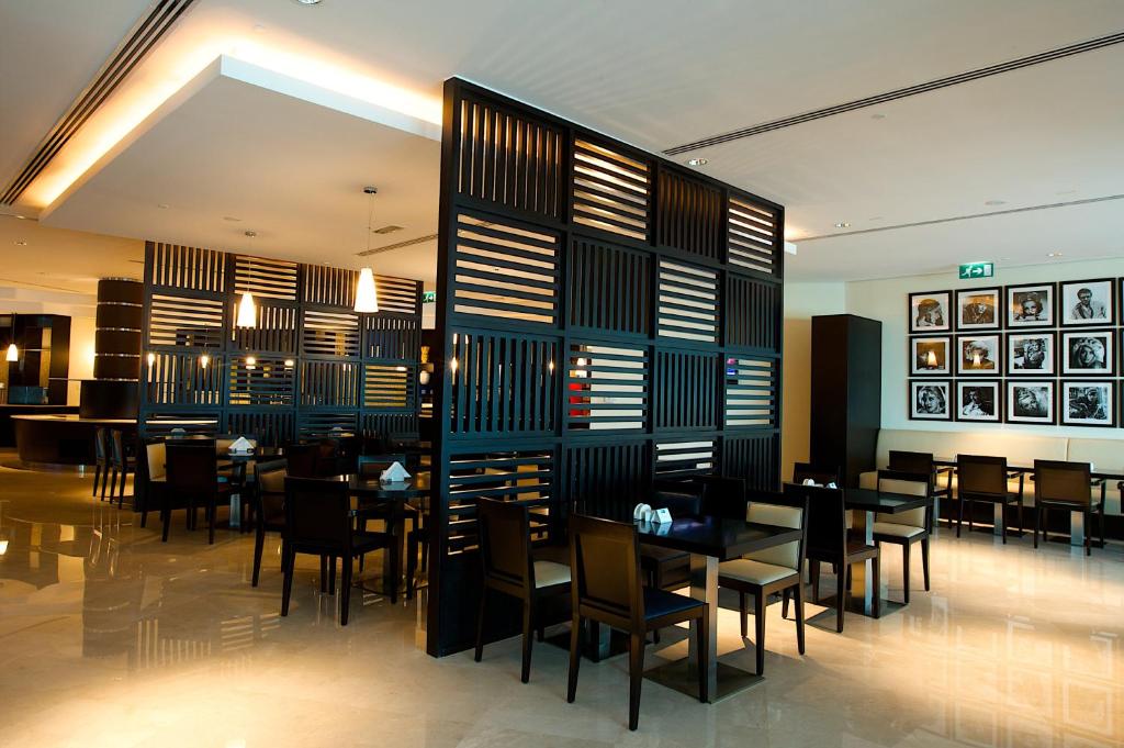 Restaurace v ubytování Holiday Inn Express Dubai Airport by IHG