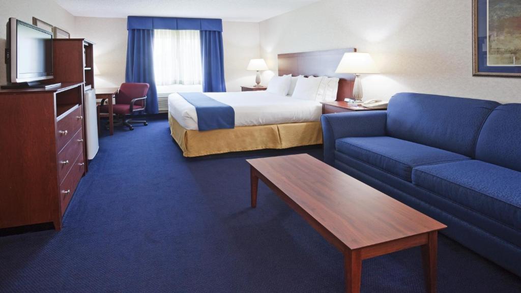 Cama ou camas em um quarto em Holiday Inn Express Deforest by IHG
