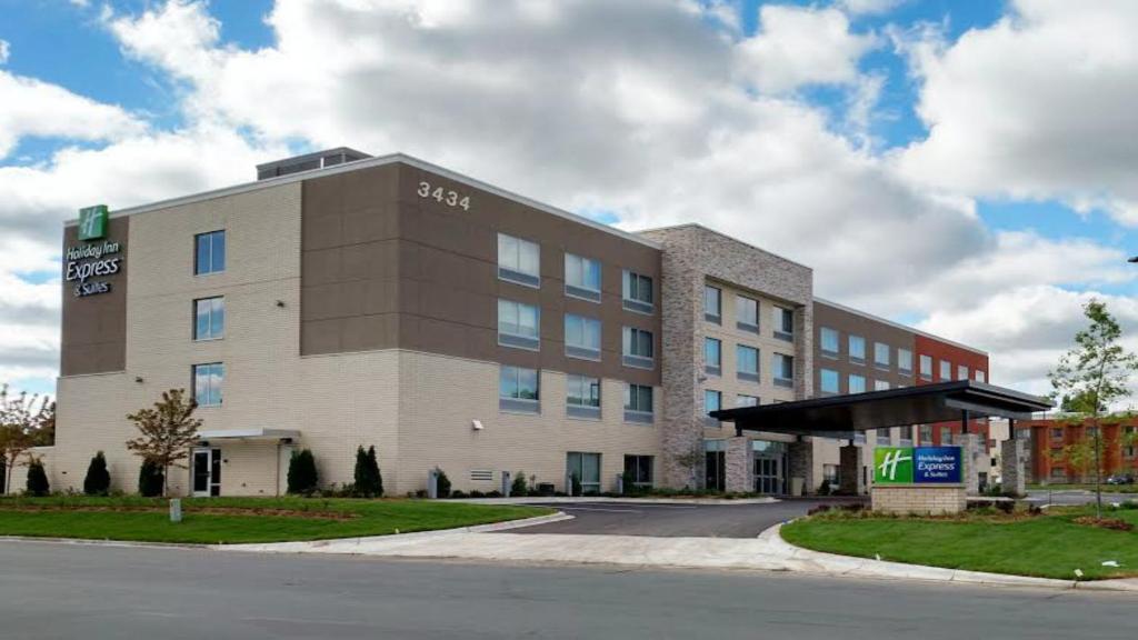 een gebouw met een tankstation ervoor bij Holiday Inn Express & Suites Eagan - Minneapolis Area, an IHG Hotel in Eagan