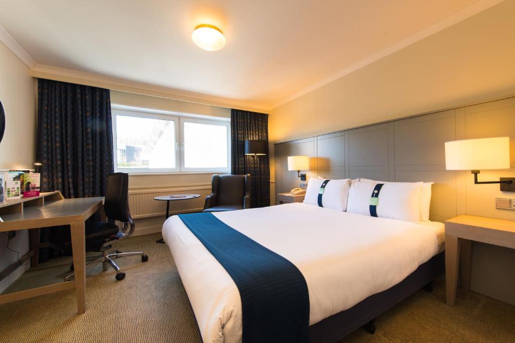 Postel nebo postele na pokoji v ubytování Holiday Inn Edinburgh Zoo by IHG