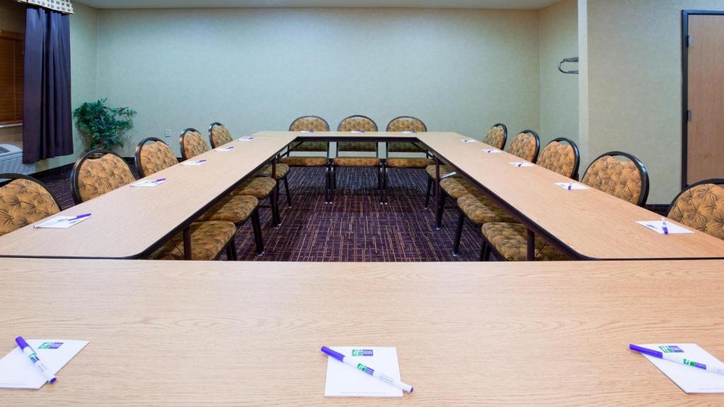 Área de negócios e/ou sala de conferências em Holiday Inn Express Deforest by IHG