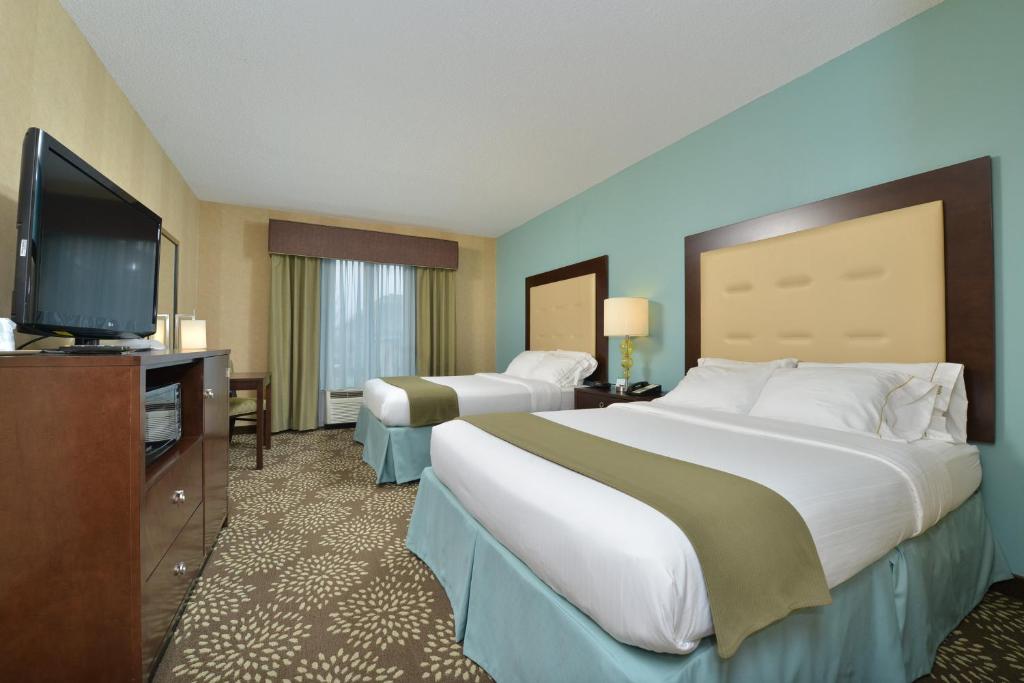 ディルズボロにあるHoliday Inn Express & Suites Sylva / Dillsboro, an IHG Hotelのベッド2台、薄型テレビが備わるホテルルームです。