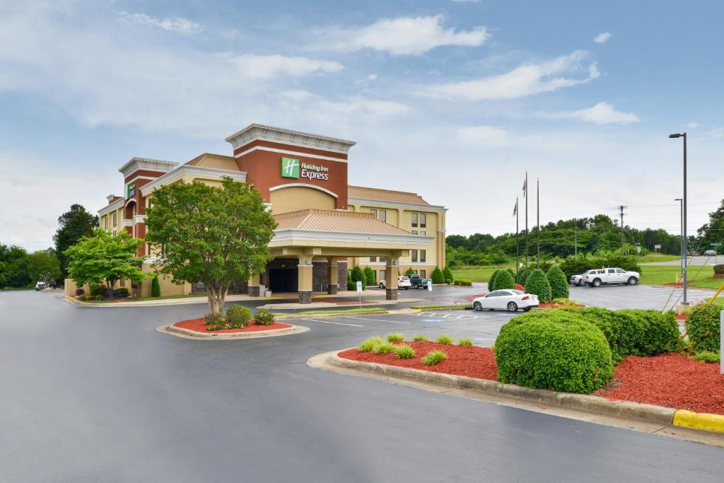 una vista frontal de un hotel con aparcamiento en Holiday Inn Express Burlington, an IHG Hotel, en Burlington