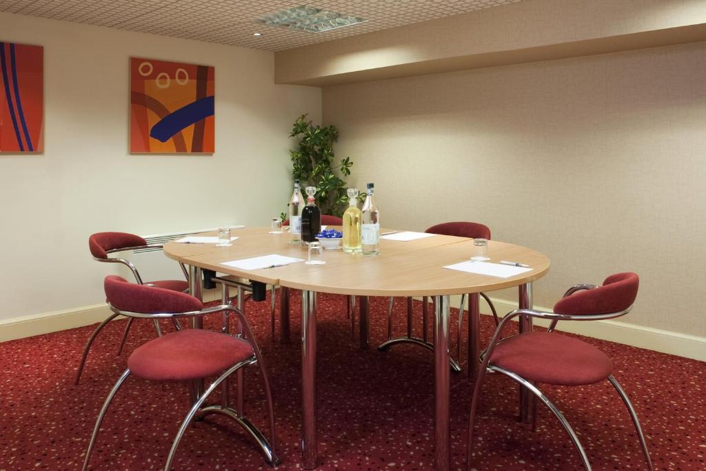 Posezení v ubytování Holiday Inn Express Edinburgh City Centre by IHG