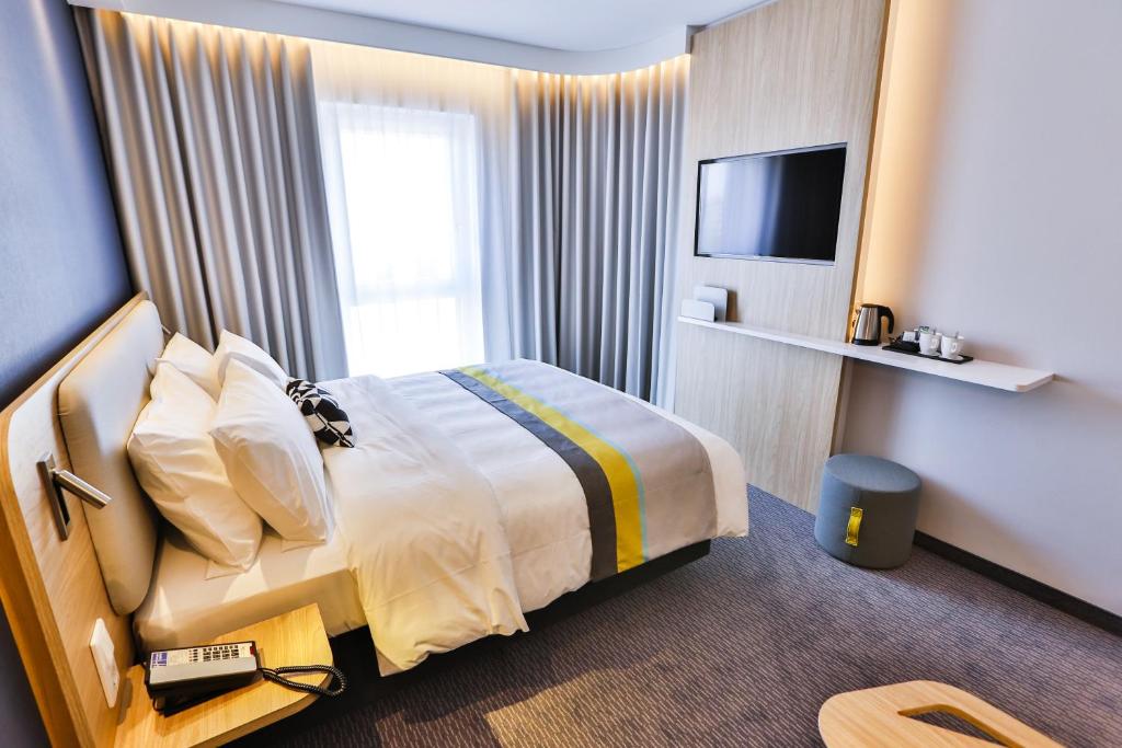 Holiday Inn Express Karlsruhe - City Park by IHG - Standard Double Room - Disability Access