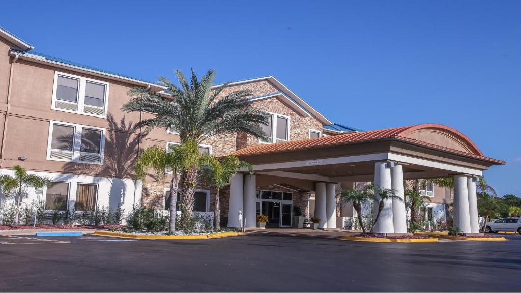 um hotel com um gazebo em frente a um edifício em Holiday Inn Express Daytona Beach - Speedway, an IHG Hotel em Daytona Beach