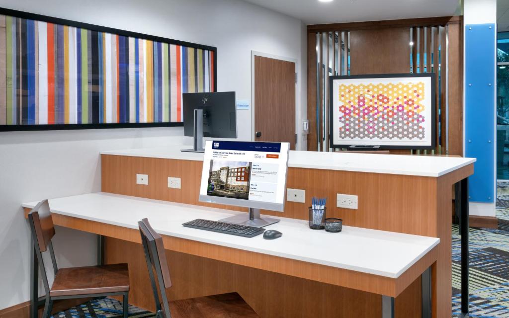 Μια τηλεόραση ή/και κέντρο ψυχαγωγίας στο Holiday Inn Express & Suites - Gainesville I-75 by IHG