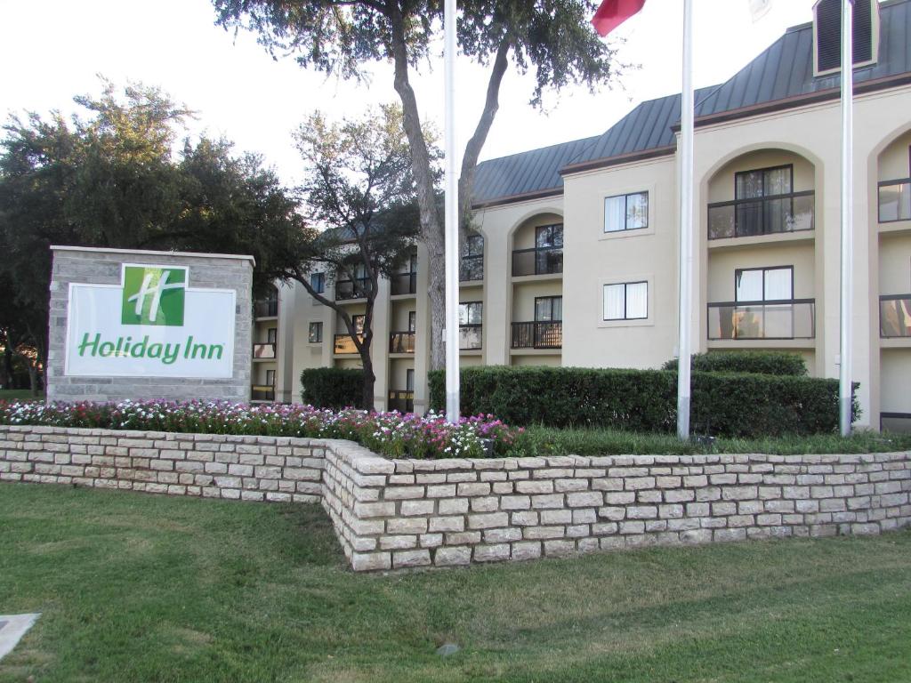 a building with a sign in front of it at Holiday Inn Irving Las Colinas, an IHG Hotel in Irving