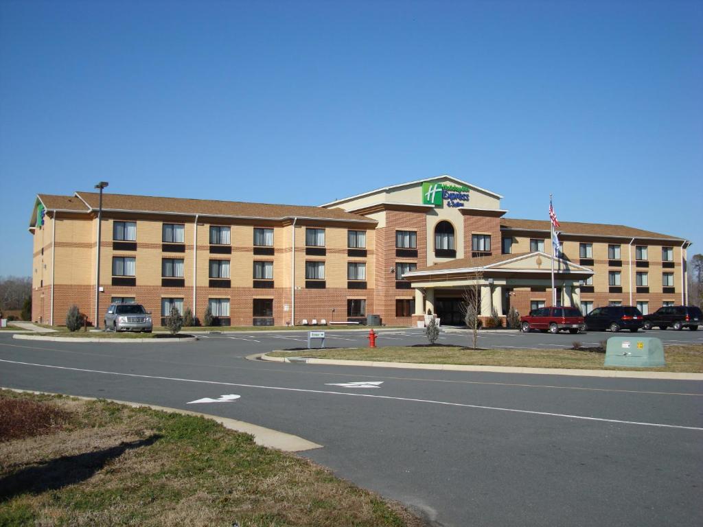 un grand bâtiment en briques avec une route devant lui dans l'établissement Holiday Inn Express Hotel & Suites Exmore-Eastern Shore, an IHG Hotel, à Exmore