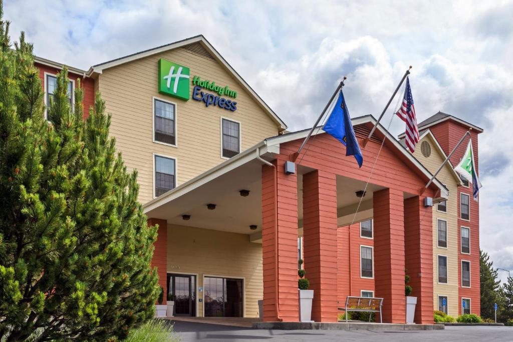una vista frontal de un hotel con banderas en Holiday Inn Express Grants Pass, an IHG Hotel, en Grants Pass