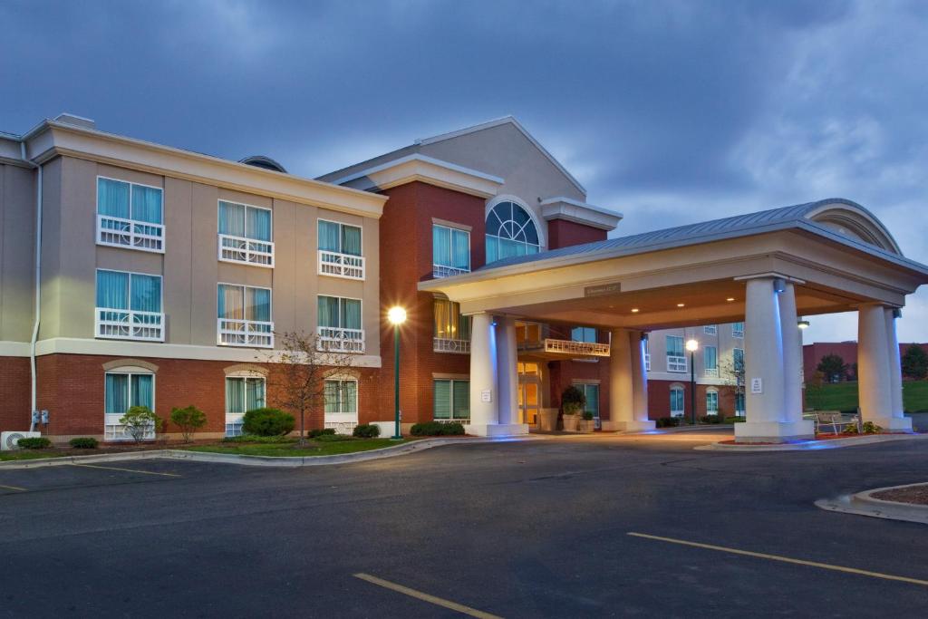 a hotel with a parking lot in front of it at Holiday Inn Express Hotel & Suites Grand Rapids-North, an IHG Hotel in Grand Rapids