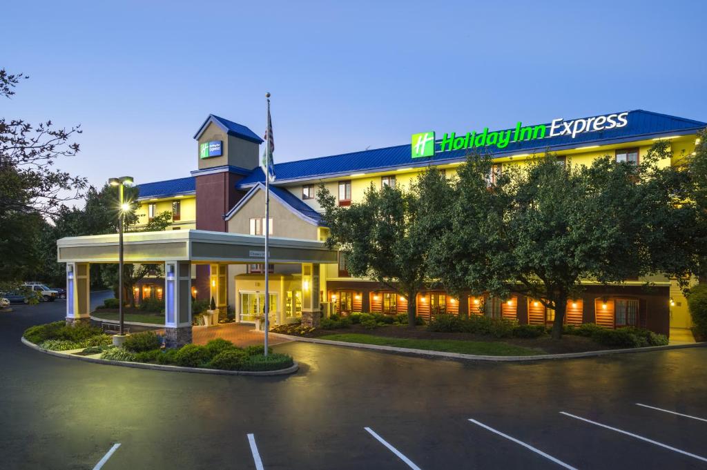 a hotel with a parking lot in front of it at Holiday Inn Express Frazer - Malvern, an IHG Hotel in Frazer