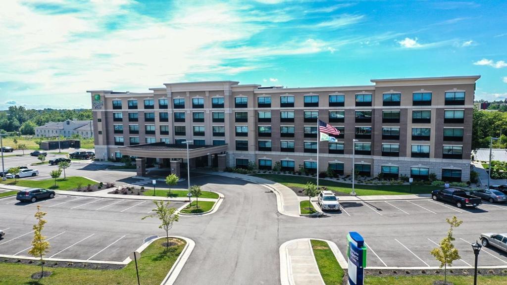 伊麗莎白的住宿－Holiday Inn Express & Suites - Elizabethtown North, an IHG Hotel，一座大型建筑,前面设有停车场