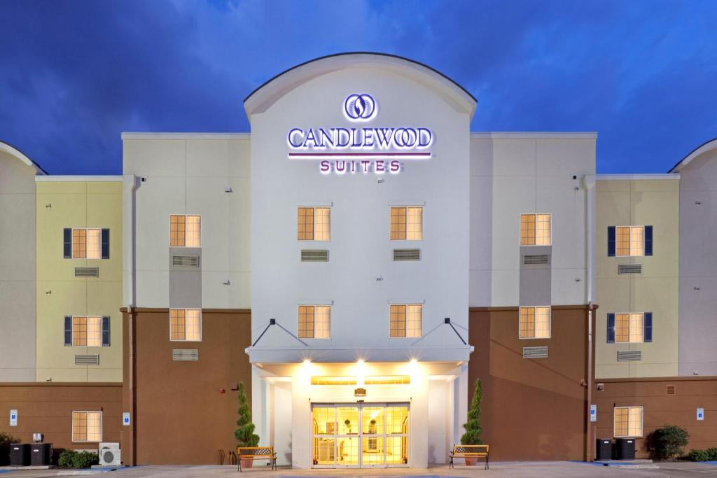 une vue frontale d'un bâtiment avec un panneau sur celui-ci dans l'établissement Candlewood Suites - El Dorado, an IHG Hotel, à El Dorado