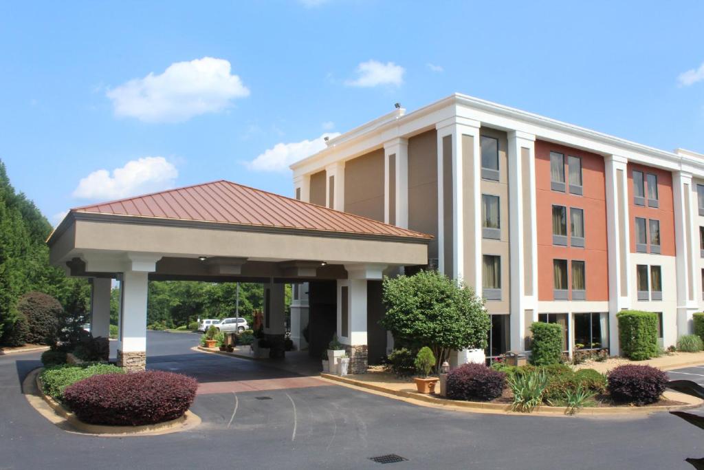 a hotel with a parking lot in front of a building at Holiday Inn Express Forsyth, an IHG Hotel in Forsyth