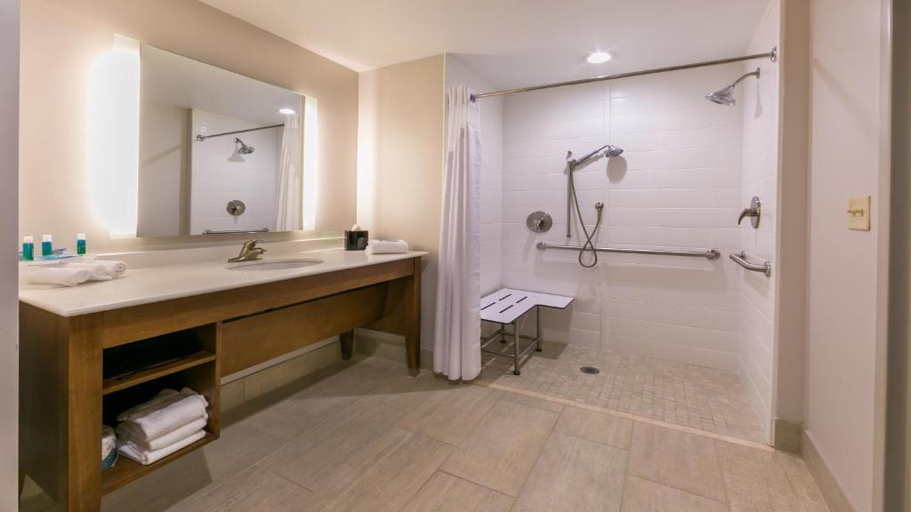 Holiday Inn Express Gatlinburg Downtown, an IHG Hotel - Habitación King - Acceso A La Movilidad/Accesible A La Escucha