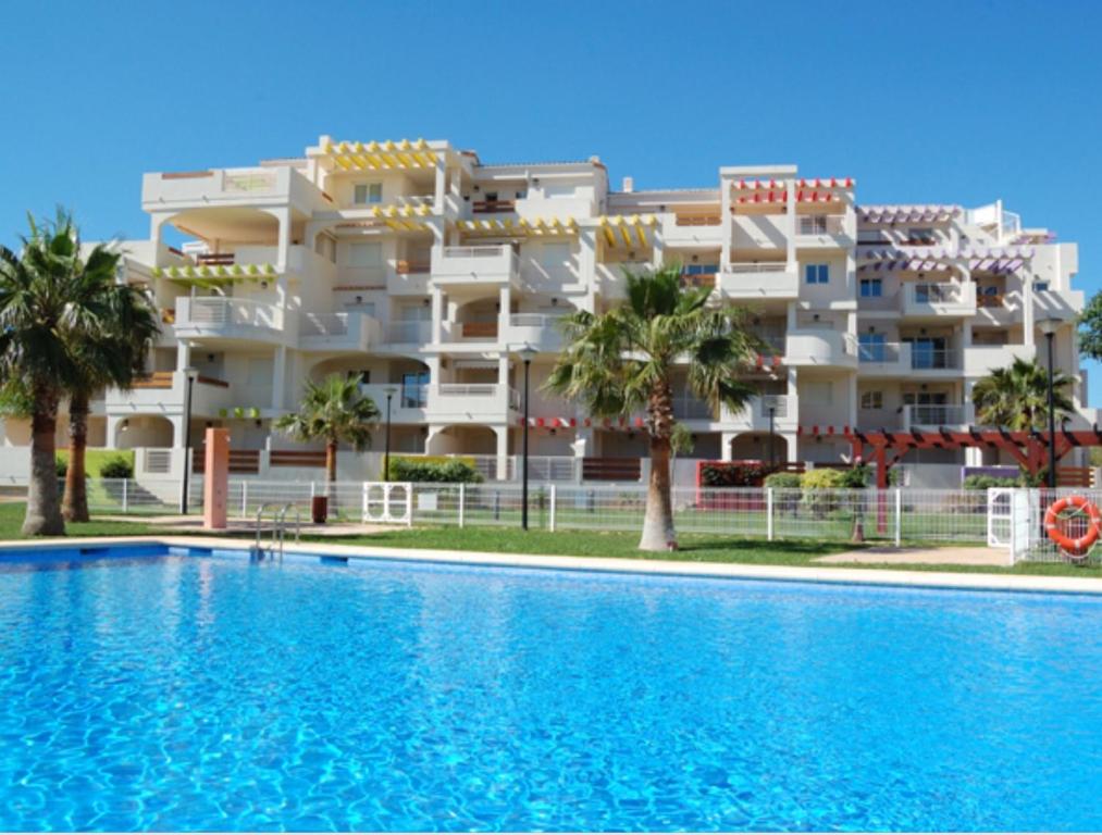 un hotel con piscina frente a un edificio en Apartment Playa Sol 2, en Denia