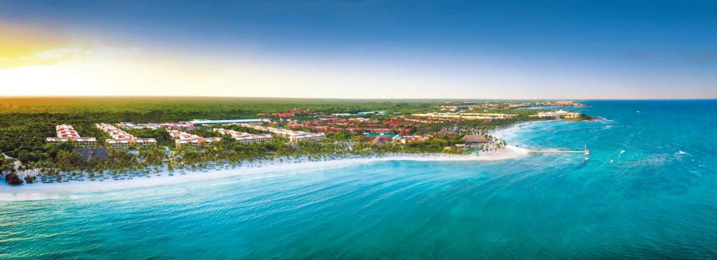 una vista aérea de un complejo en la playa en Barceló Maya Colonial - All Inclusive, en Xpu-Ha