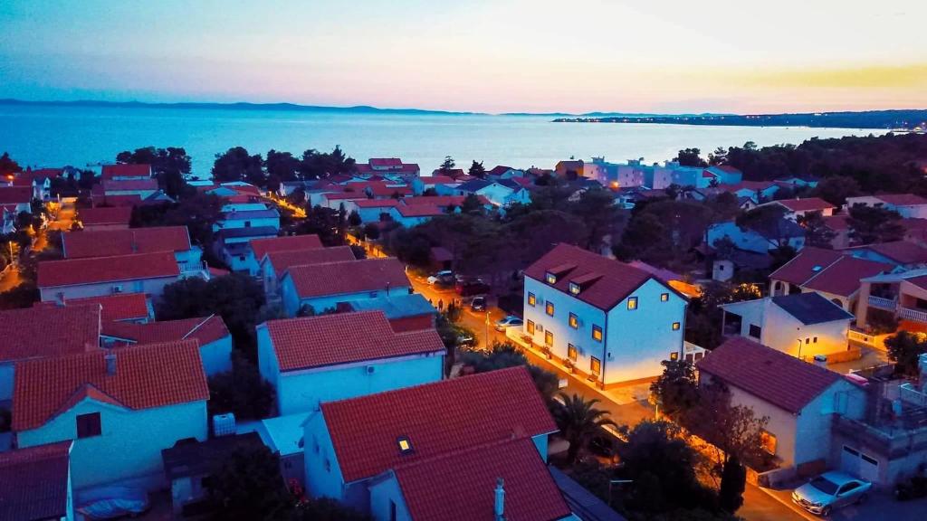 una vista aerea di una piccola città con edifici blu di Apartments Ivan a Vir (Puntadura)