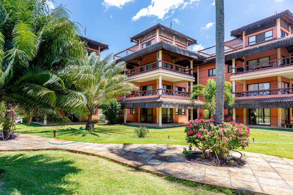 una vista exterior de un complejo con palmeras en Cumbuco Dream Village Duplex with 3 bedrooms, en Cumbuco