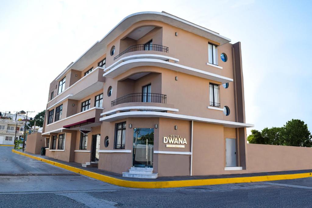 un gran edificio al lado de una calle en Hotel Dwana en Mazatlán