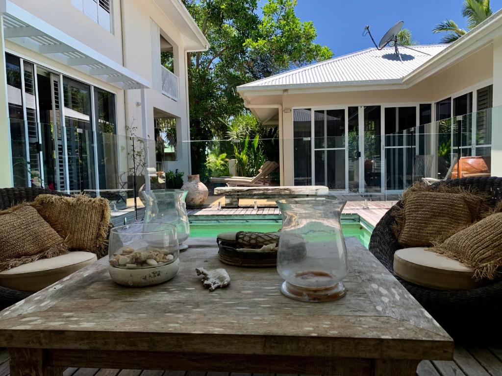 un patio con una mesa con jarrones de cristal. en Casa Palma, en Mission Beach