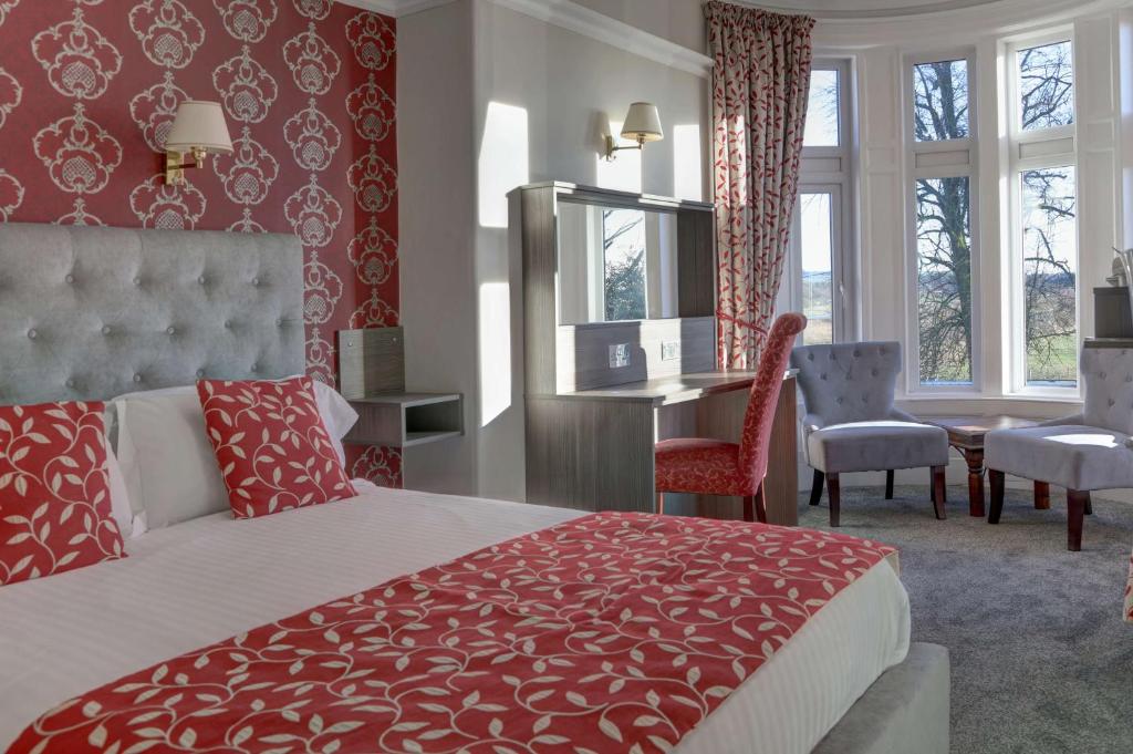 1 dormitorio con cama, escritorio y silla en Sure Hotel by Best Western Lockerbie, en Lockerbie