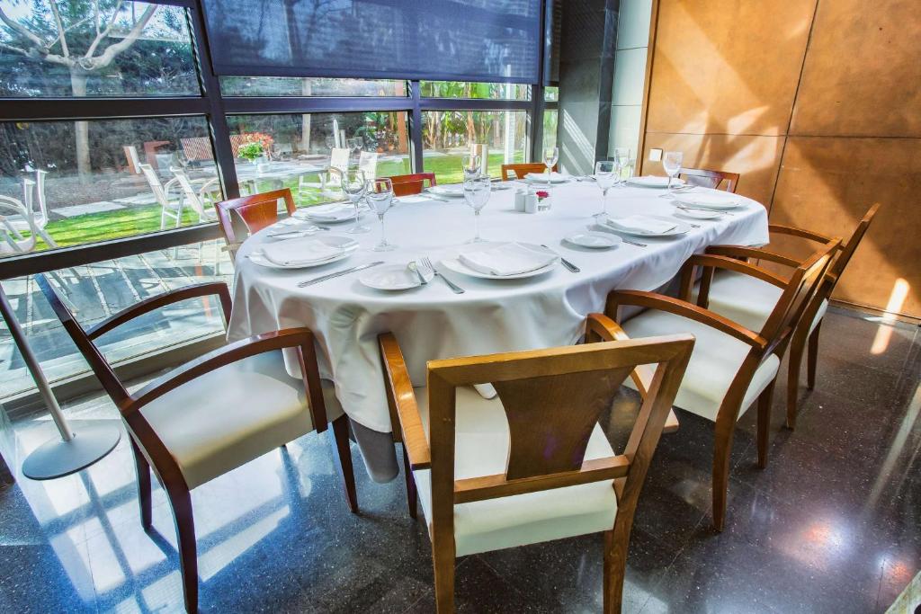 Reštaurácia alebo iné gastronomické zariadenie v ubytovaní Best Western Plus Hotel Alfa Aeropuerto