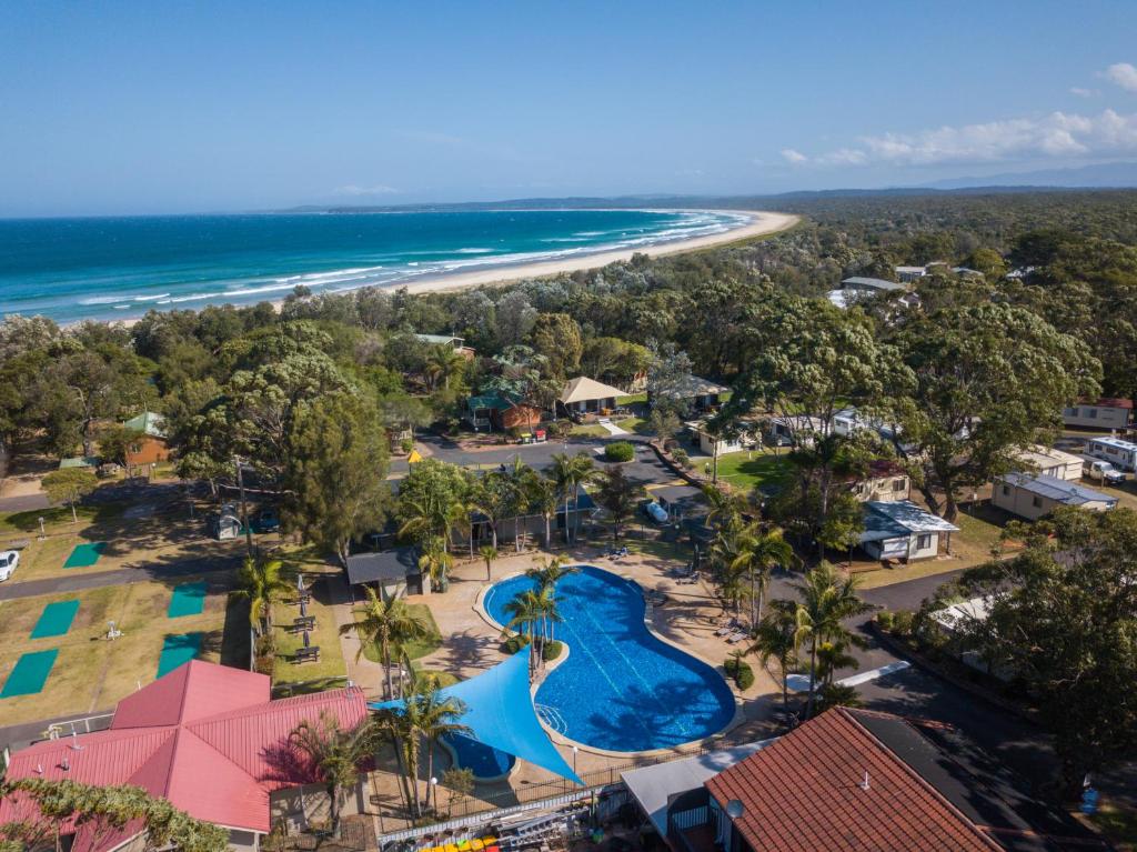 una vista aerea di un resort con piscina e spiaggia di NRMA Broulee Holiday park a Broulee