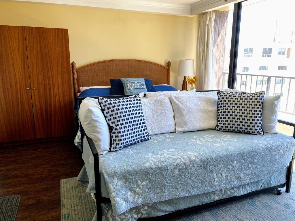 Vacation Rental Studios at Royal Garden Waikiki - King Studio Met Bankbed