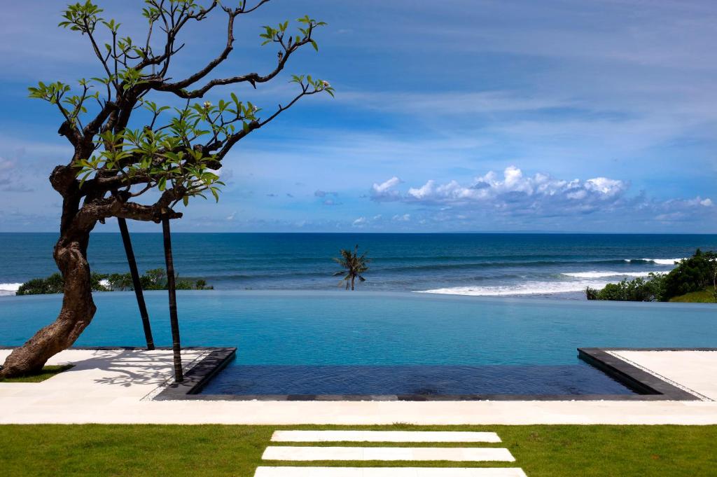 basen z widokiem na ocean w obiekcie Villa Babar w mieście Tabanan