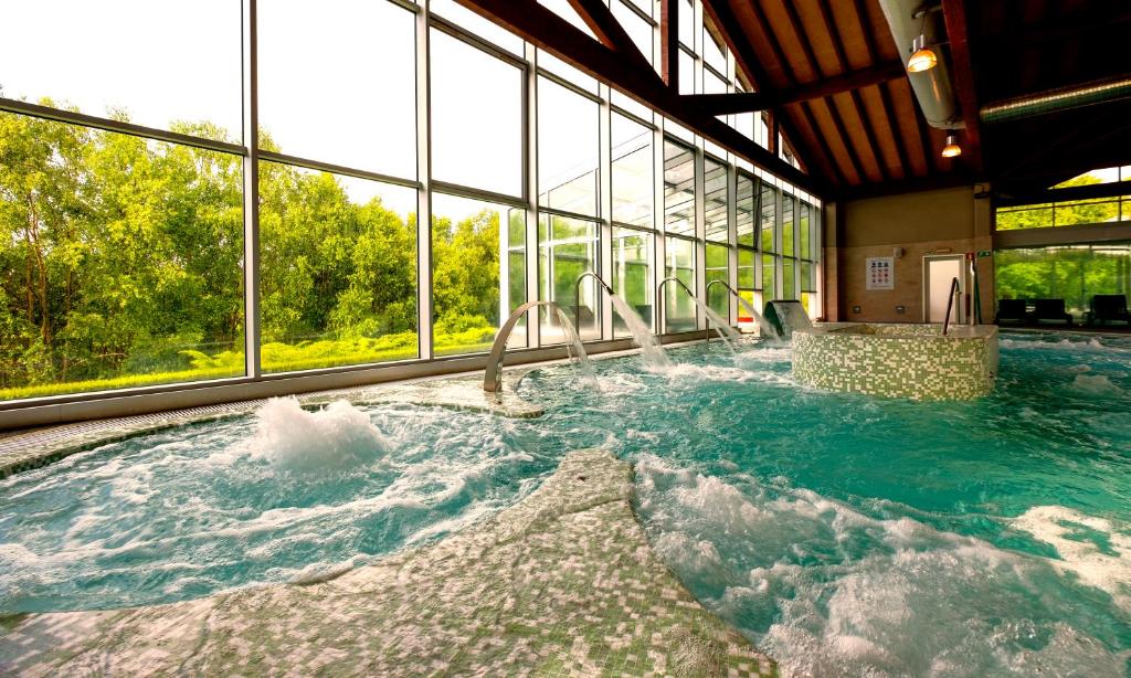 比亞瓦的住宿－Hotel Spa Attica21 Villalba，大楼内的大型热水浴池,设有窗户