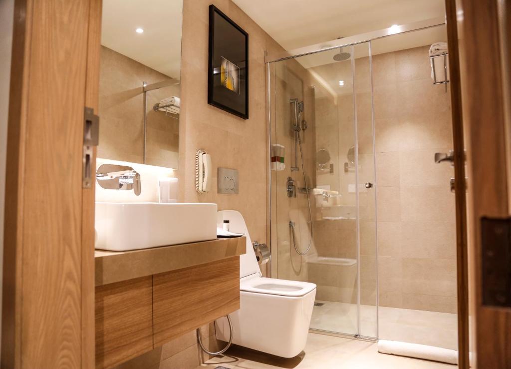 Koupelna v ubytování Royal Hometel Suites