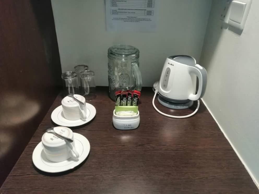 Příslušenství pro přípravu čaje a kávy v ubytování Manja Hotel