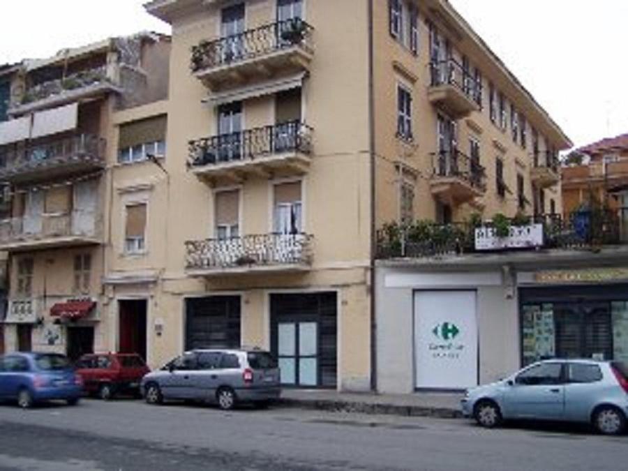 un edificio con coches estacionados frente a él en Albergo Villagrande, en Varazze