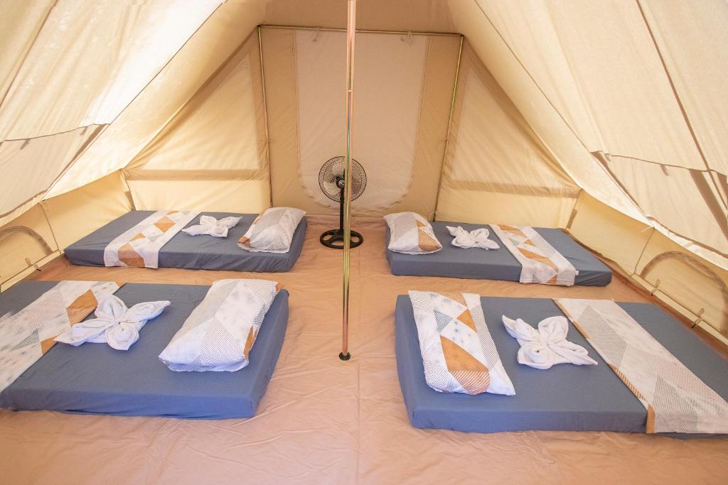 Postel nebo postele na pokoji v ubytování The Acacia Glamping Park
