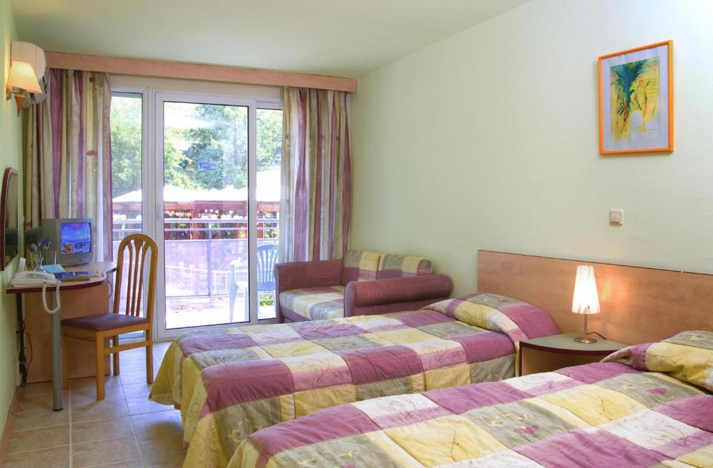 Un pat sau paturi într-o cameră la Hotel Magnolia